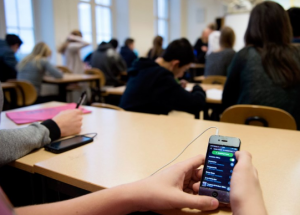  آیا ممنوعیت استفاده از تلفن همراه در مدارس درست است؟